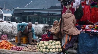 street fruit stall in manali, india