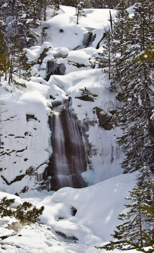 Cauterets resort guide - snowy waterfall