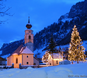 colfosco village at night