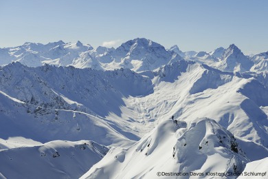 freeride skiing in deep powder snow